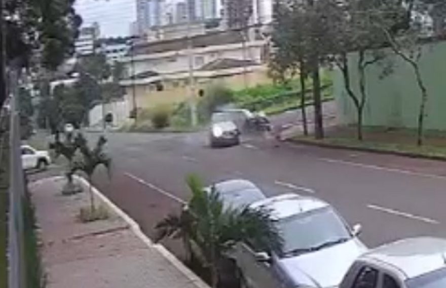Vídeo mostra forte colisão entre veículos no Bairro Neva, em Cascavel