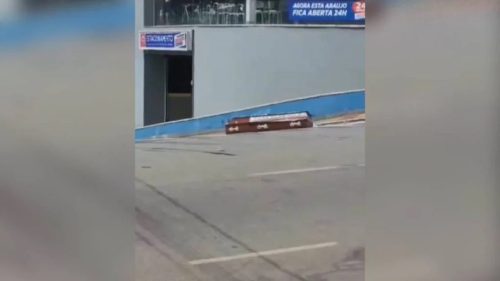 Vídeo: Caixão com corpo cai de carro funerário em Ibirité, na Grande BH Imagem referente a Vídeo: Caixão com corpo cai de carro funerário em Ibirité, na Grande BH