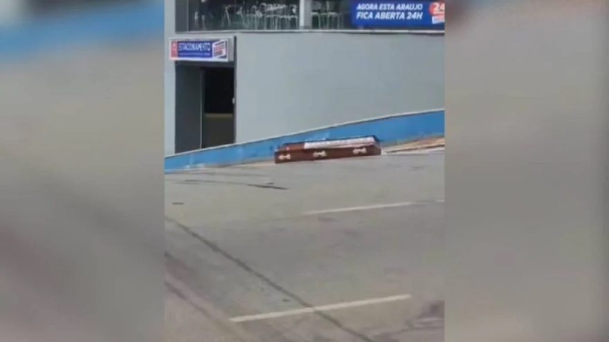 Vídeo: Caixão com corpo cai de carro funerário em Ibirité, na Grande BH