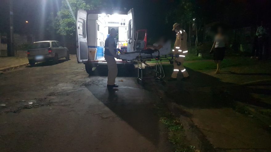 Mulher é socorrida após cair de escada no Parque São Paulo