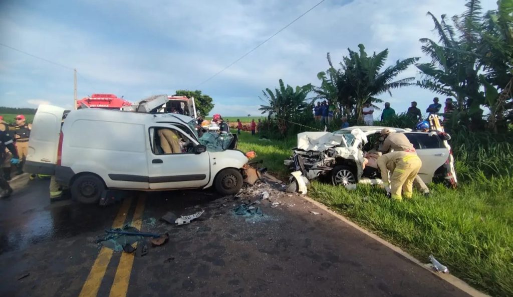 Duas vítimas são desencarceradas de veículos após colisão na rodovia entre Mariluz e Umuarama