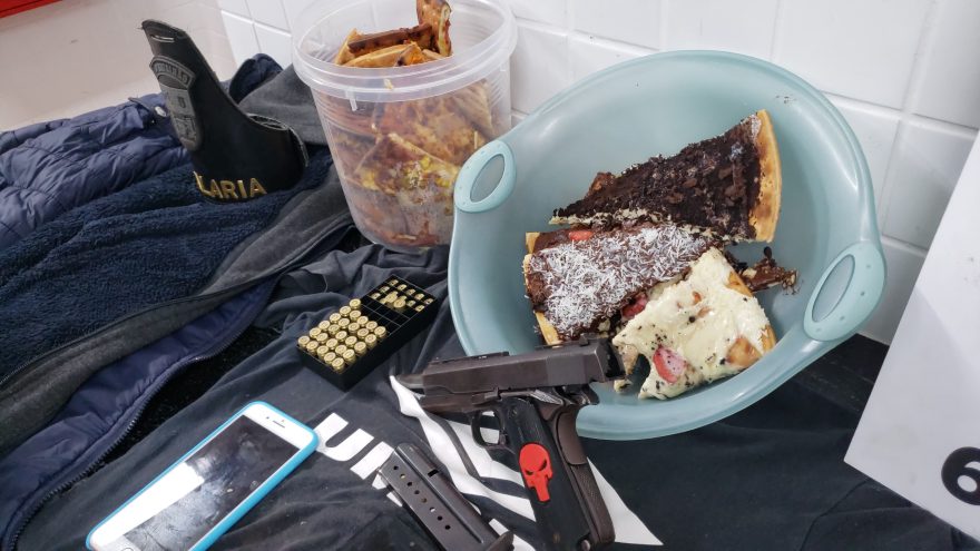 Armados com pistola 9mm, suspeitos roubam pizza de motoboy; quatro são detidos