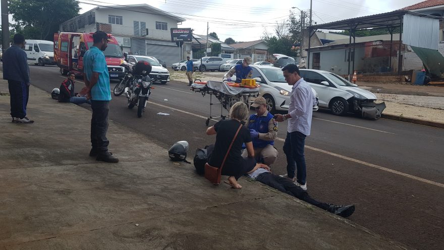 Colisão entre duas motos e um carro é registrada na Rua Cuiabá, em Cascavel
