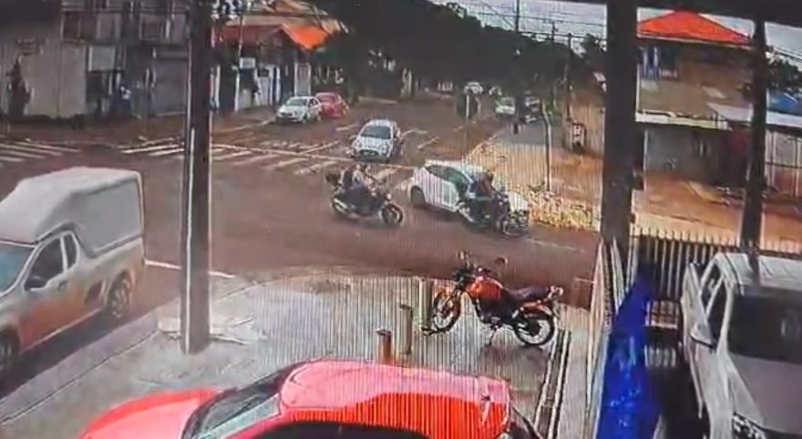 Câmera flagra acidente entre carro e duas motos na rua Cuiabá