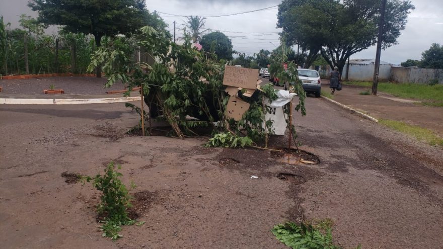 Diante das ‘crateras’ no asfalto, moradores interditam a Rua Jacutinga, no Jardim Clarito