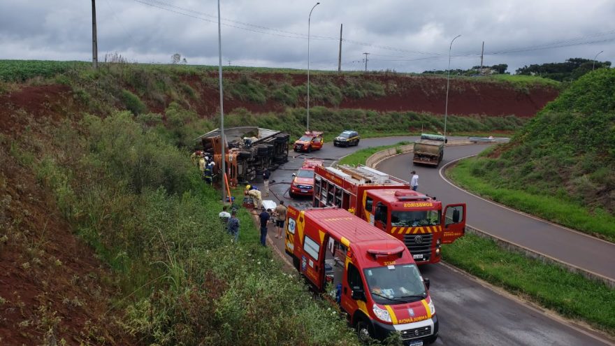 Homem sofre TCE grave é precisa ser entubado após tombamento de carreta no Contorno Oeste