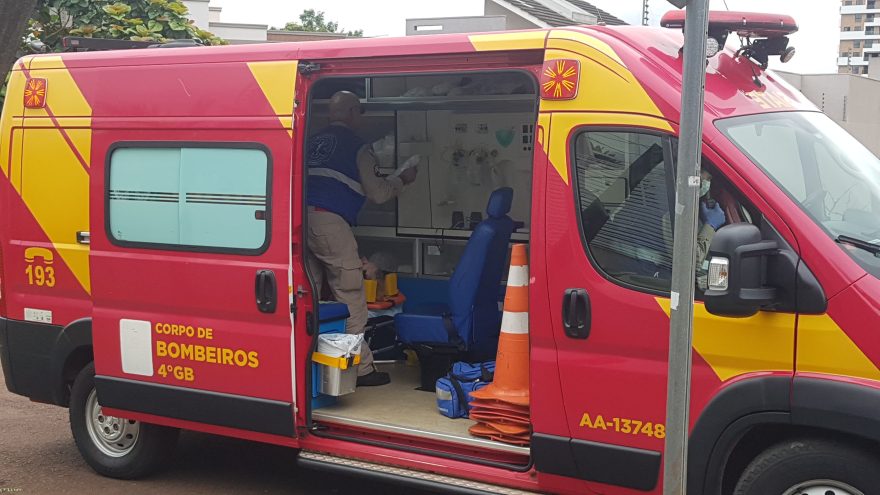 Idosa é socorrida pelo Siate após cair na calçada