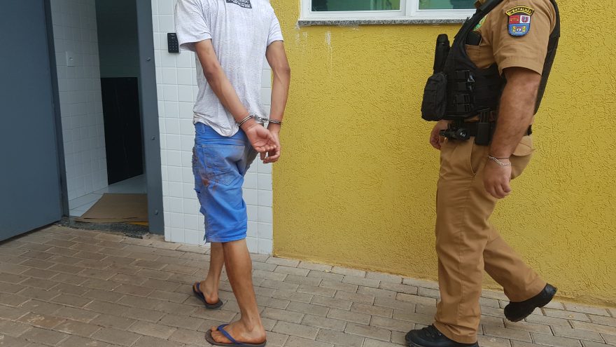 Homem é detido após ameaçar parentes com um facão