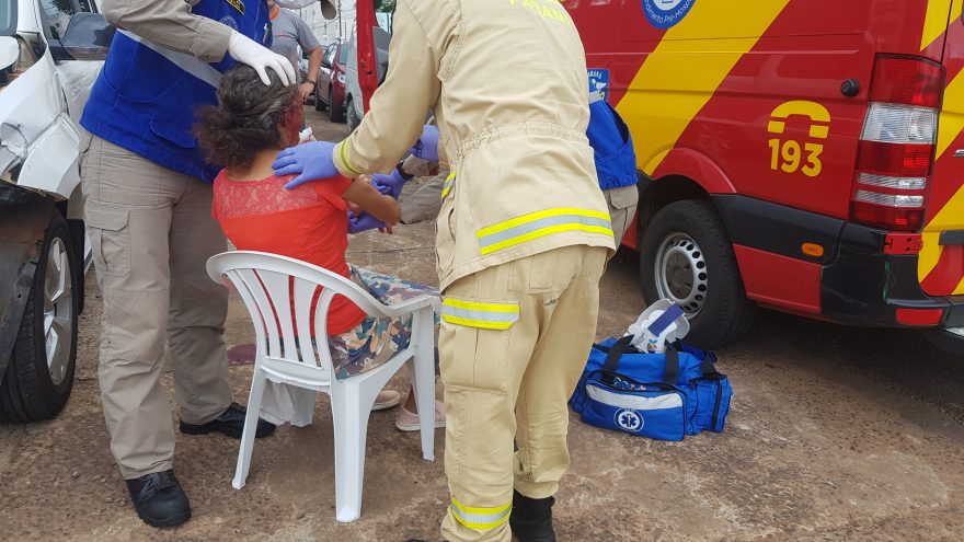 Mulher bate a cabeça ao sofrer queda na calçada