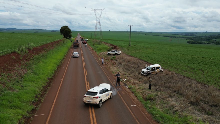 Carro capotou e parou a mais de 50 metros após forte colisão entre três veículos na PR-486