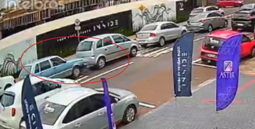 Câmera registra colisão entre Meriva e Fiat Uno no Centro