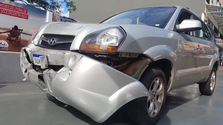 Duas Hyundai Tucson colidem em cruzamento sinalizado por semáforo