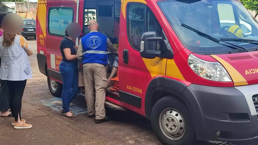 Idosa é socorrida após sofrer queda no interior de colégio no Maria Luiza