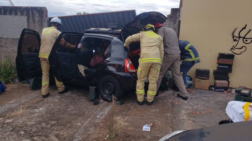 Clio destrói muro após acidente no Parque São Paulo