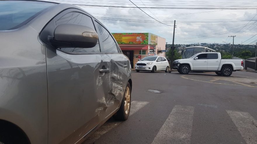 Kia Cerato e Amarok se envolvem em acidente no Brasília