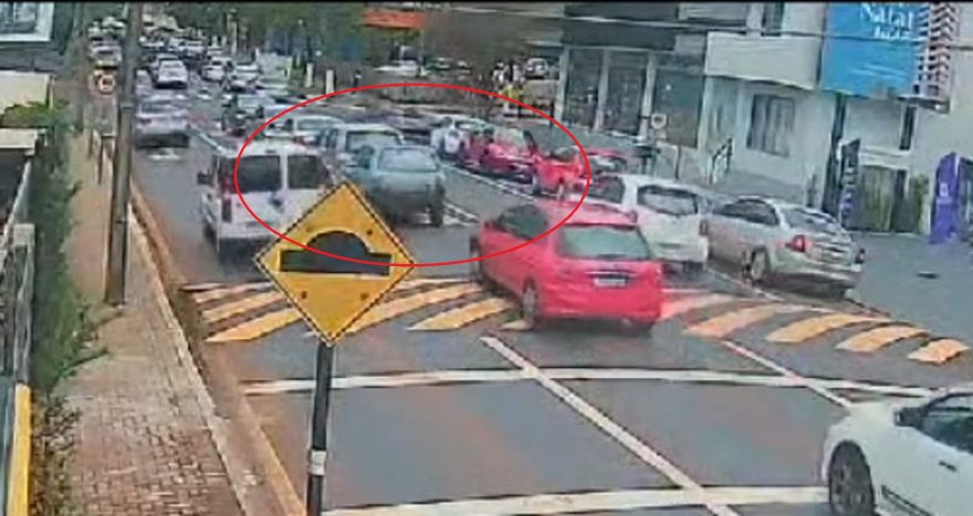 Por outro ângulo: Câmera registra acidente entre Meriva e Fiat Uno