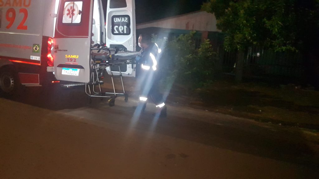 Mulher desmaiada é socorrida pelo Samu no Esmeralda