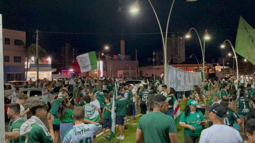 Palmeirense está em festa! torcedor se reúne no centro de Cascavel para comemorar o 12º Brasileirão