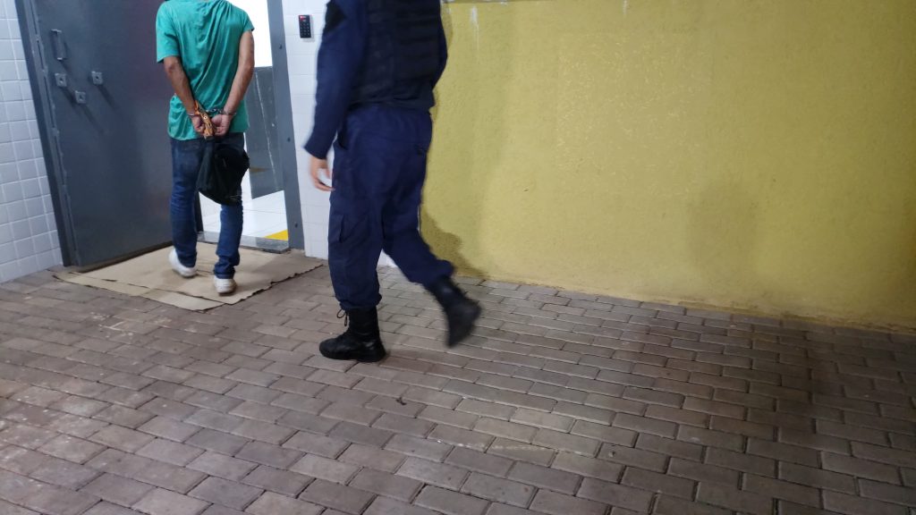 Homem quebra janela de carro, leva carteira e é detido ao gastar o dinheiro em lugares diferentes