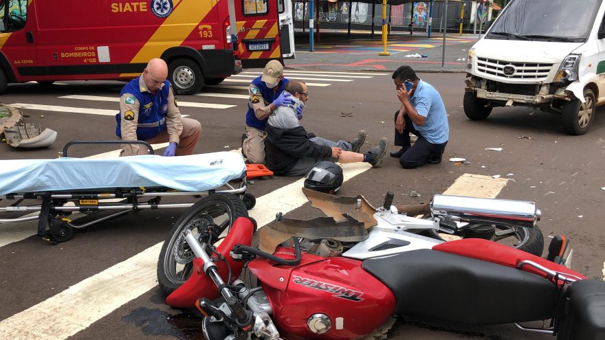 Motociclista fica ferido após colisão com utilitário na Rua Santa Catarina, no Centro