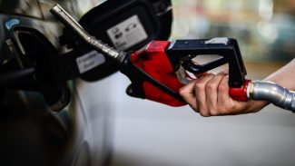 Petrobras reduz preço do diesel às distribuidoras amanhã