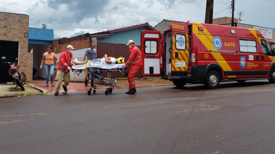 Com grave lesão na perna, homem é socorrido após sofrer queda em obra