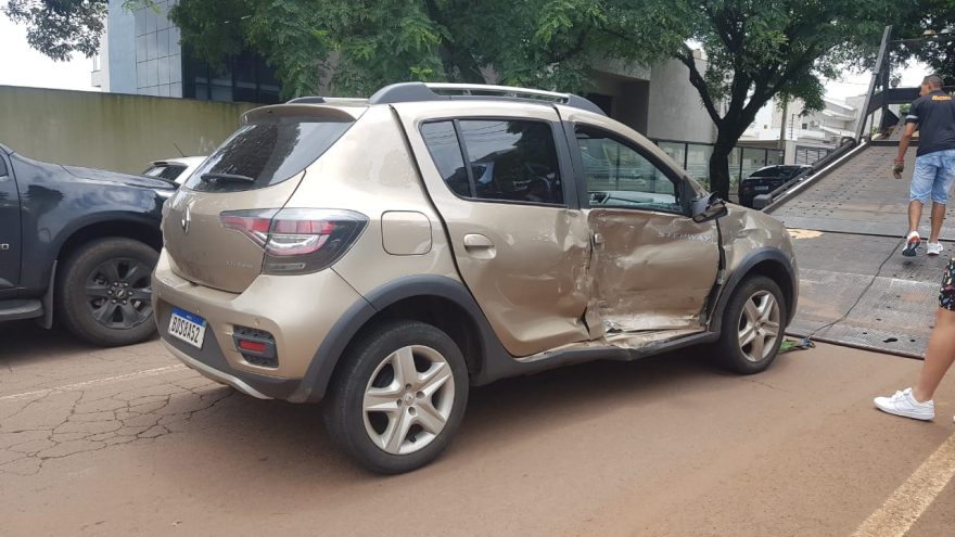 Sandero fica com a lateral destruída após colisão com caminhonete no Bairro Neva