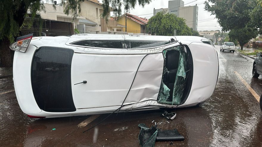 Carro ocupado por uma família capota após colisão no Parque São Paulo