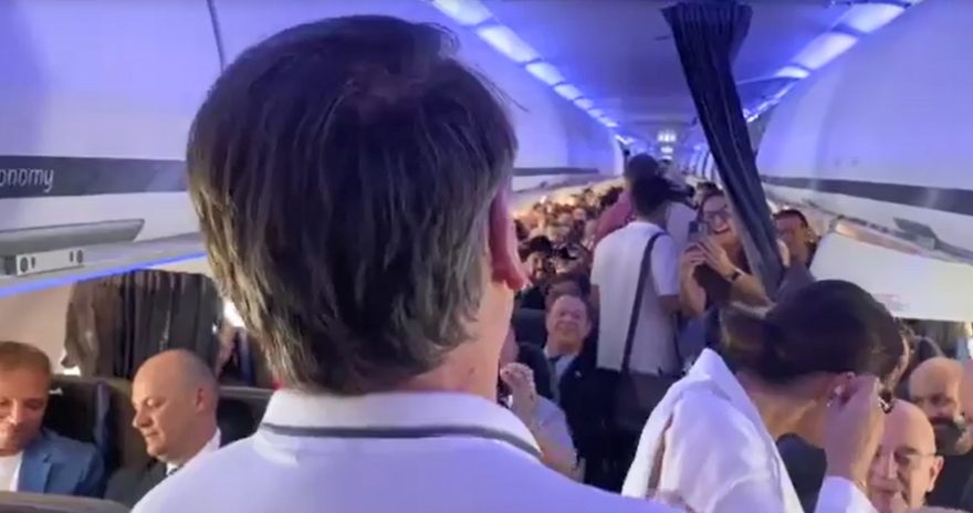Bolsonaro é recebido com gritos de ‘Volta Bolsonaro’ ao embarcar para Argentina