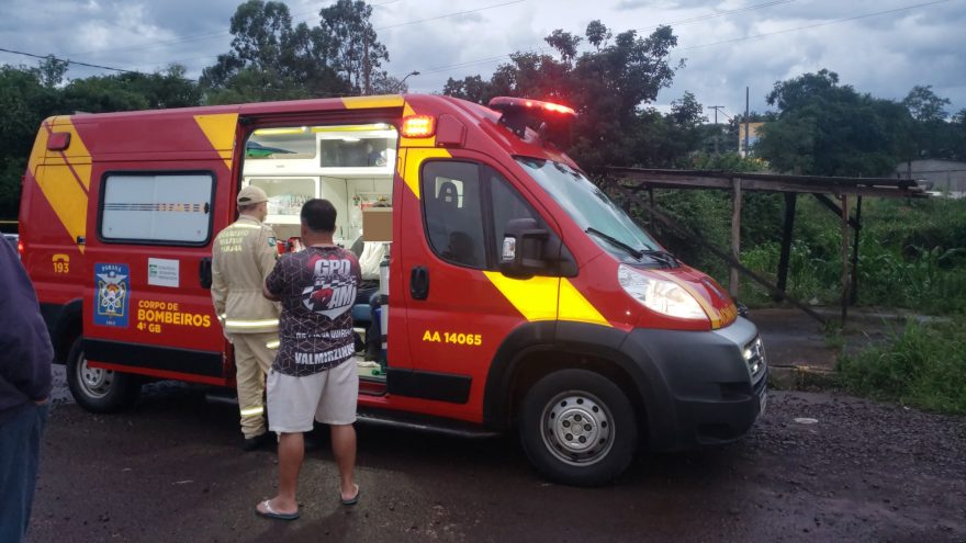 Acidente entre carro e moto na Rua Ipanema deixa jovem ferido