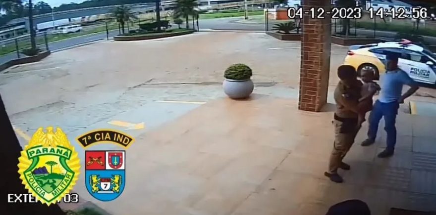 Vídeo mostra policiais salvando bebê que se engasgou com leite em Arapongas