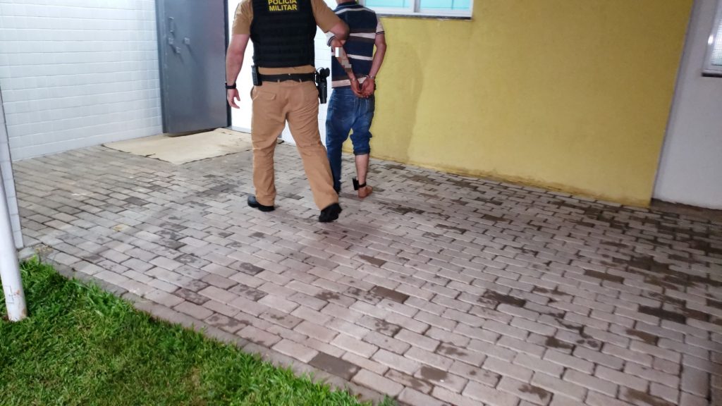 Com tornozeleira eletrônica, indivíduo volta para a cadeia ao agredir a companheira