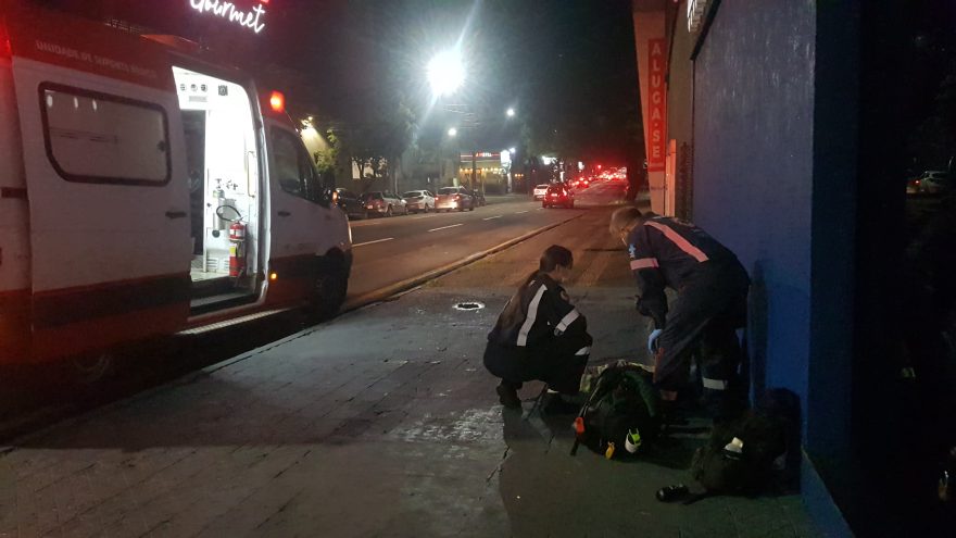 Homem é socorrido após ser encontrado caído na Rua Paraná