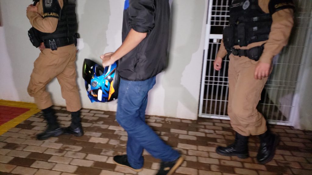Adolescente com moto tenta fugir de abordagem, mas acaba alcançado pela PM