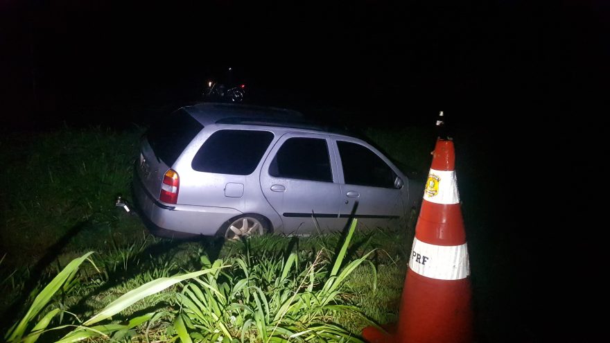 Motorista perde o controle da direção e carro vai parar em canteiro na BR-467