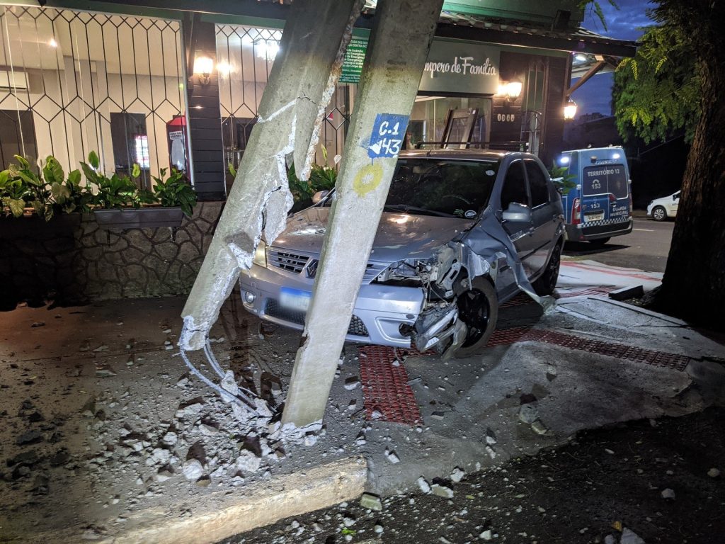 Condutor é preso após colidir Logan em poste e invadir restaurante no centro