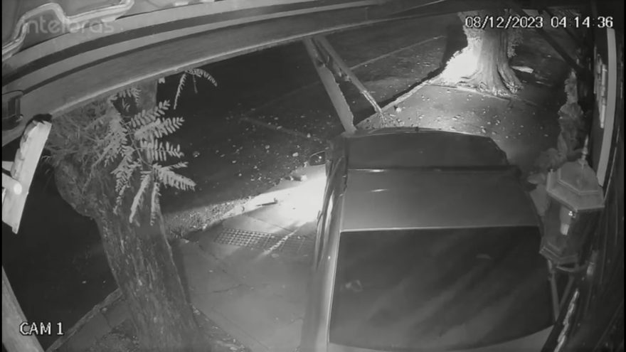 Vídeo mostra momento em que carro invade calçada, derruba poste e quase adentra em restaurante