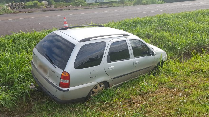 Palio Weekend que se envolveu em acidente ontem, segue abandonado no canteiro da BR-467
