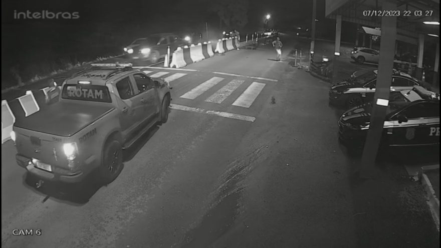 Vídeo mostra motorista jogando caminhonete contra policiais na BR-277; veículo foi furtado em Cascavel
