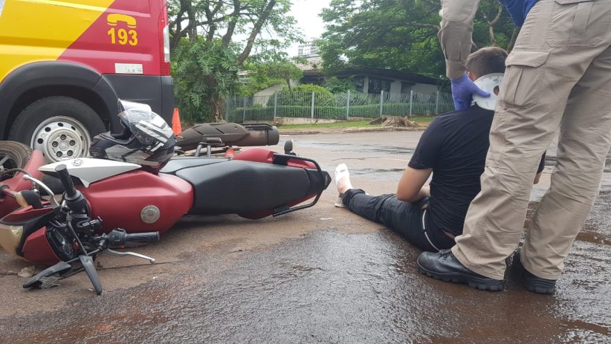 Homem fica ferido em acidente entre moto e Ford Ranger no Centro