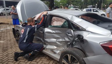 Imagem referente a Gravíssimo acidente entre ambulância do Samu e Civic é registrado na Avenida Brasil
