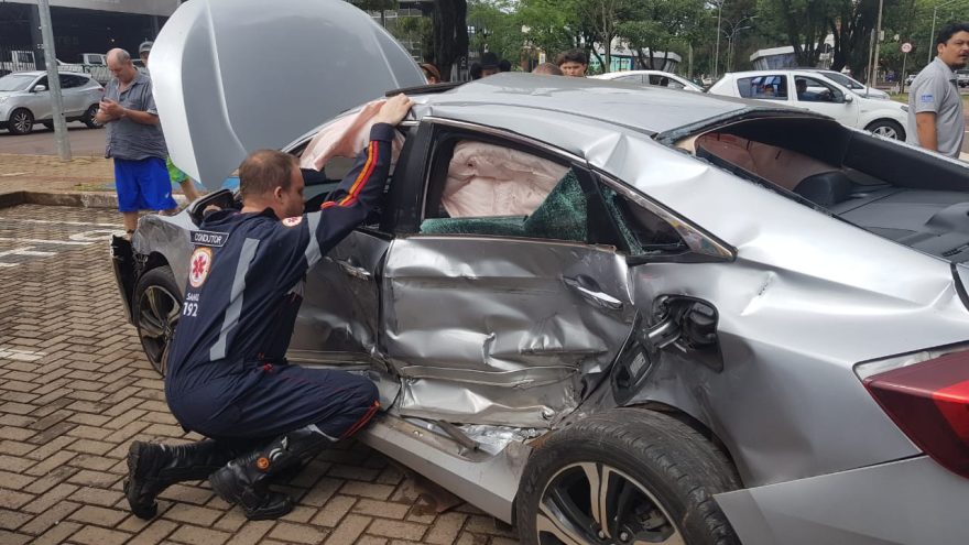 Gravíssimo acidente entre ambulância do Samu e Civic é registrado na Avenida Brasil