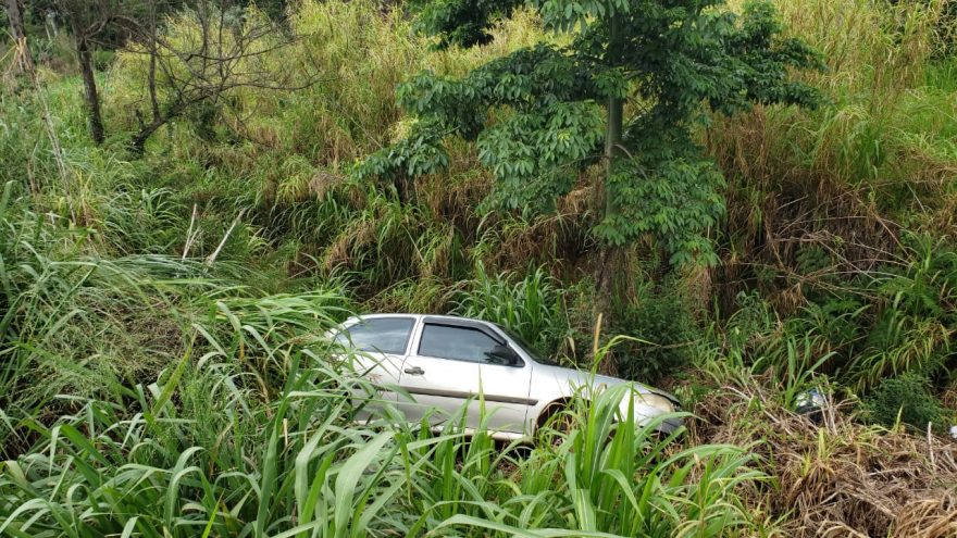 Gol sai da pista e cai em barranco na BR-277 em Cascavel