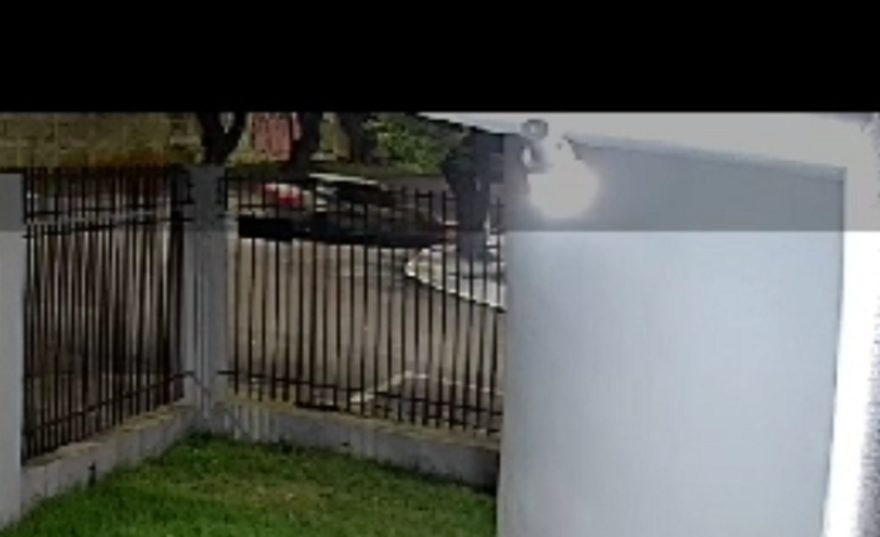 Colisão contra poste: Vídeo mostra carro realizando conversão à esquerda e batendo contra estrutura