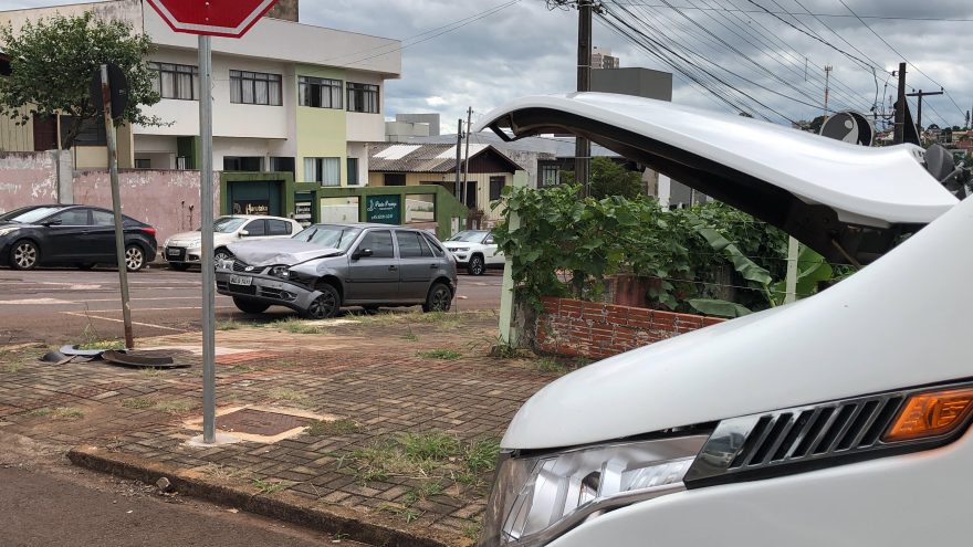 Ônibus da Secretaria de Saúde do MS e carro colidem no Parque São Paulo