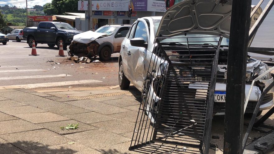 Carros se envolvem em colisão na Rua Souza Naves e um dos veículos atinge estrutura de empresa