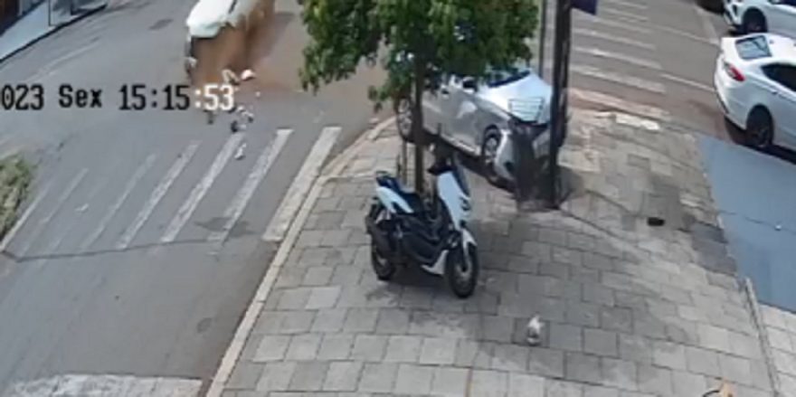 Câmera flagra acidente entre dois carros na Rua Souza Naves