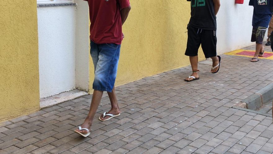 11 patinhos foram passear… Com porções de maconha, sete adultos são presos e quatro adolescentes são apreendidos