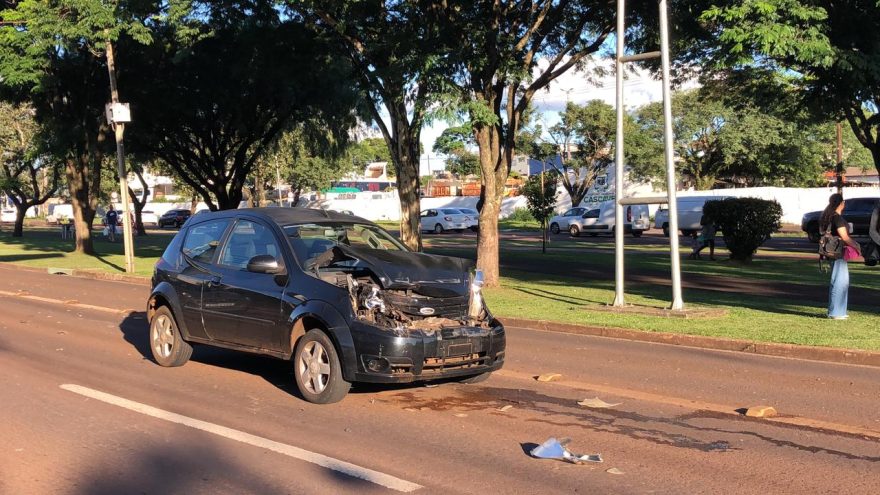Ford Ka fica bastante danificado após colisão traseira na Av. Tancredo Neves