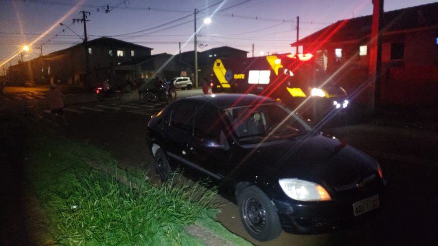 Acidente entre carro e moto deixa mulher ferida no Riviera